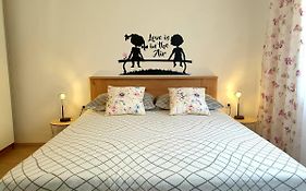 Apartment Mon Cheri-Located In A Quiet Neighbourhood Near Beaches Free Parking